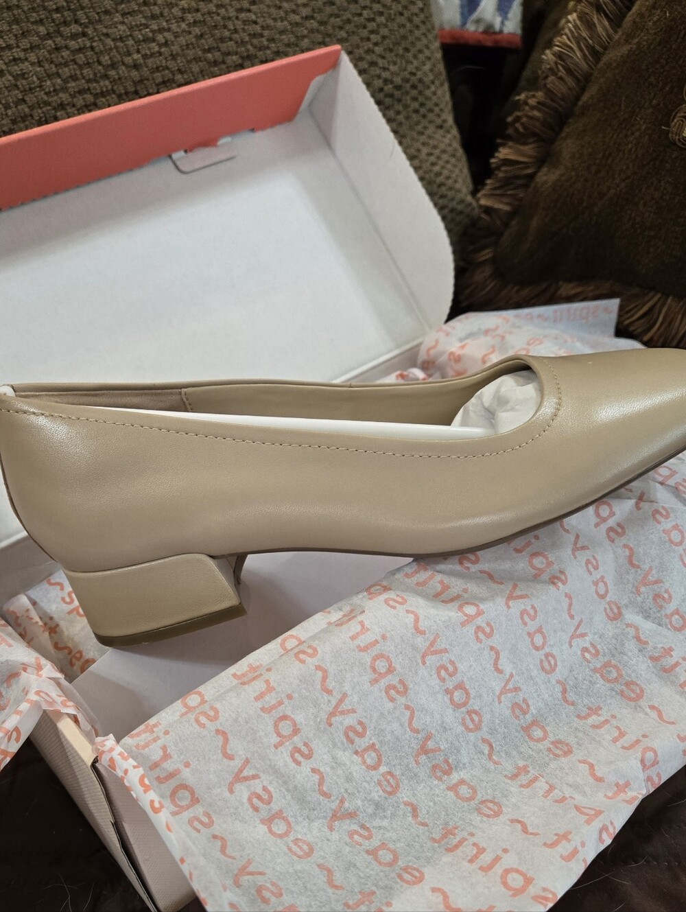 Easy Spirit NIB Women Low Heel Pumps Shoes Beige Sz 7.5 Office Teacher Workwear